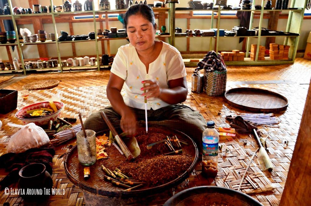 Mujer elaborando tacaco en el lago Inle