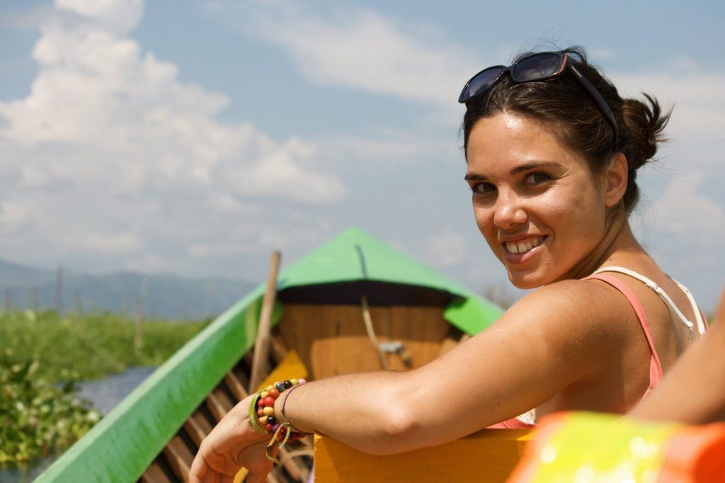 Yo en la barca por el lago Inle