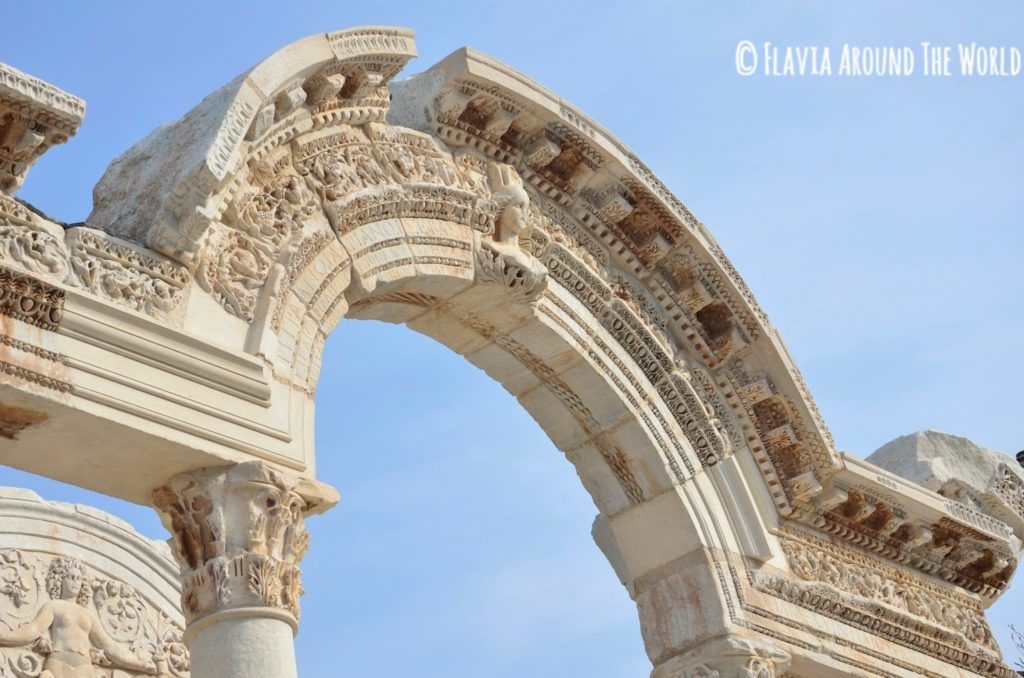 Detalle del arco del templo de Adriano