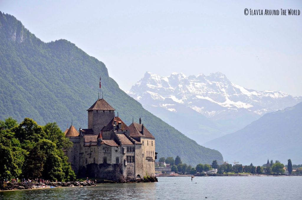 Castillo de Chillon sobre el lago Lemán y los Alpes de fondo Castillo de Chillon sobre el lago Lemán y los Alpes de fondo, Suiza