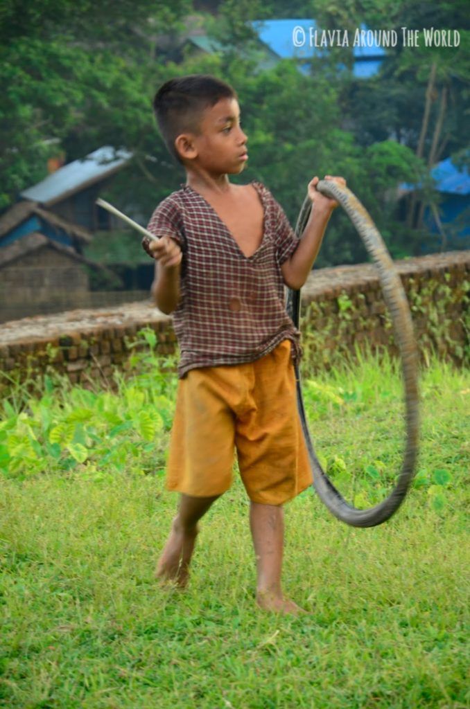 Niño birmano jugando a la rueda, Mrauk U, Myanmar