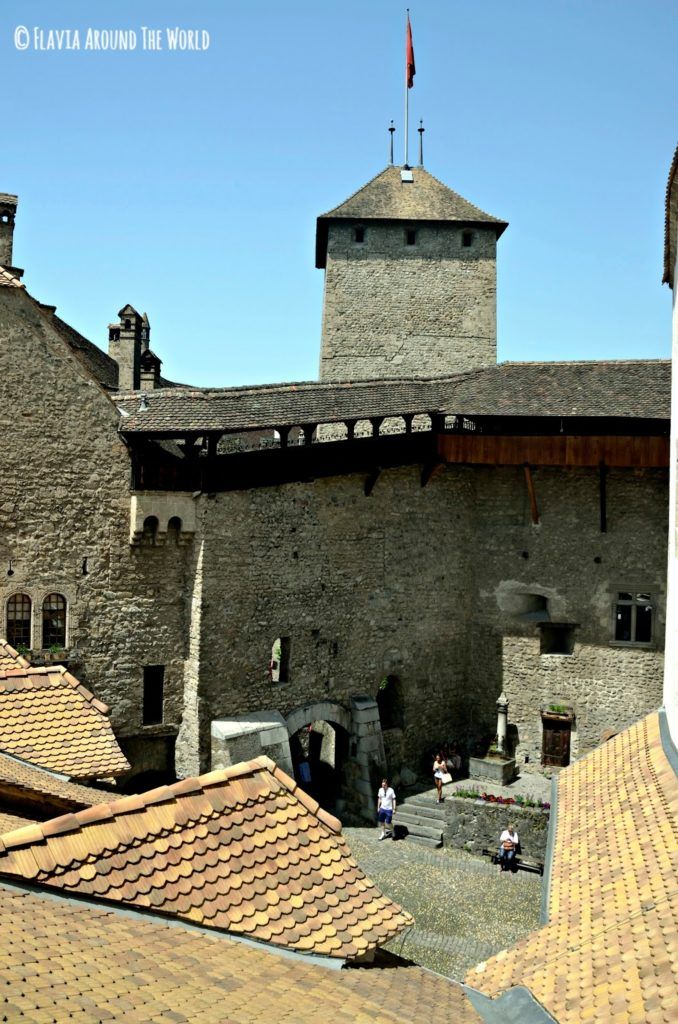 Patio y torre del castillo de Chillon, Suiza