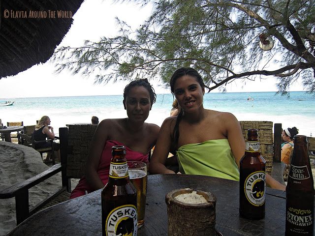 Noe y yo con una buena Tusker en el bar 40 Thieves en Diani Beach, Kenia