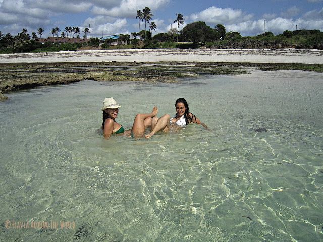 Noe y yo en la playa de Tiwi, Kenia