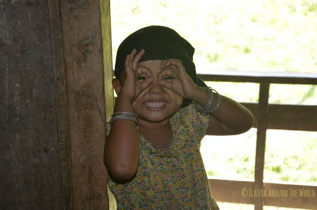 Niña Chin divisándome con prismáticos