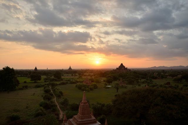 Impresionante amanecer en Bagán