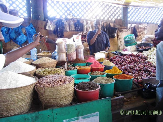 Vendedor en el mercado de las especias de Mombasa