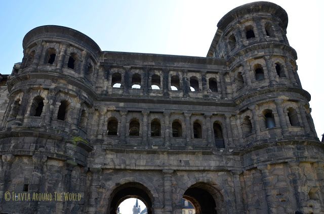 Porta Nigra por la parte exterior