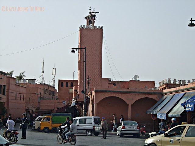 Calle con tráfico cerca de una mezquita