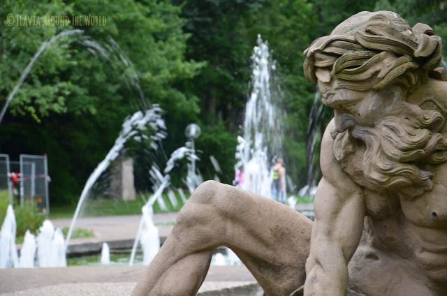 Estatua y fuentes en Schlosspark en Stuttgart