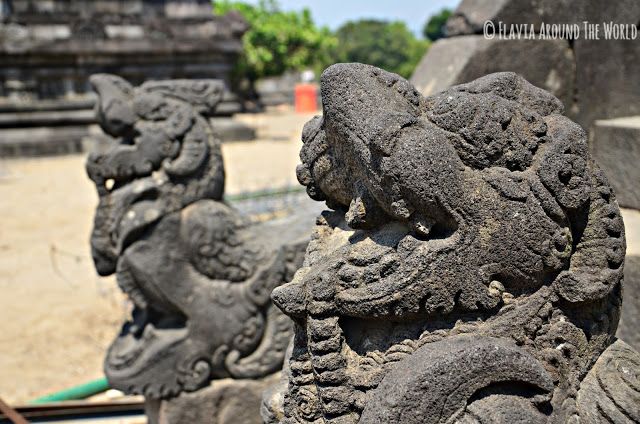 Esculturas a la entrada a uno de los templos