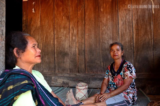 Mujeres masticando betel o paan en Bena
