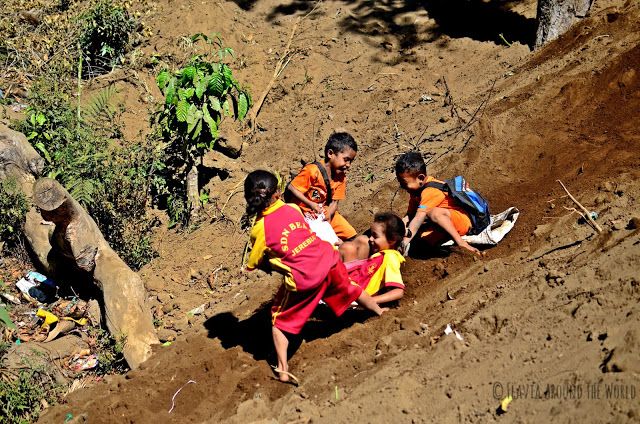 Niños en Luba pasándoselo pipa, Flores, Indonesia