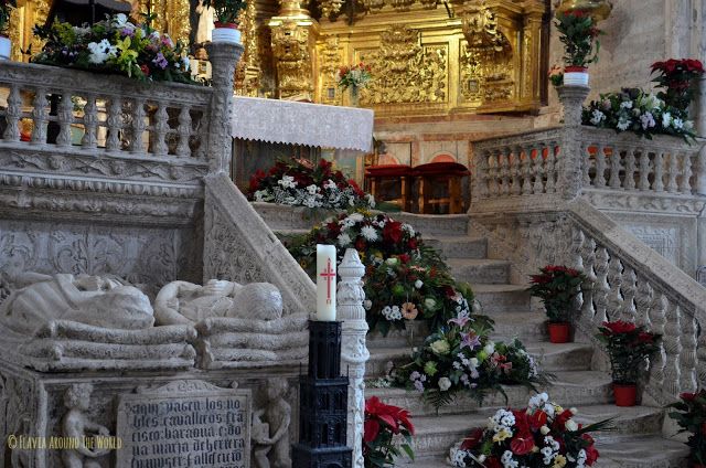 Escalera plateresca que lleva al altar