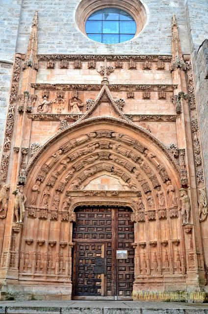 Una de las puertas de la iglesia