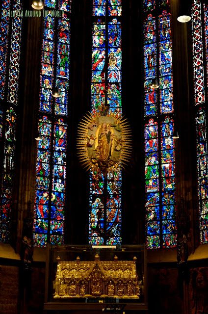 Altar con el sarcófago de Carlomagno