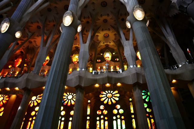 columnas y vidrieras sagrada familia