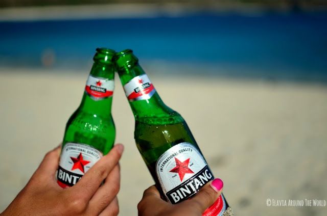 Cerveza en la playa de Mawan, Lombok, Indonesia