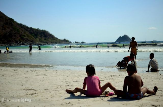 Niños jugando en la playa de Selong Belanak en Lombok, Indonesia